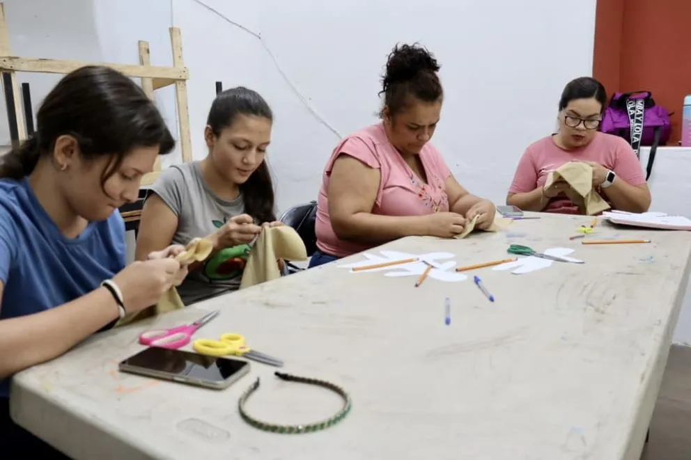 La primera clase del taller de muñecas artesanales en Sinaloa municipio. Foto: Cortesía