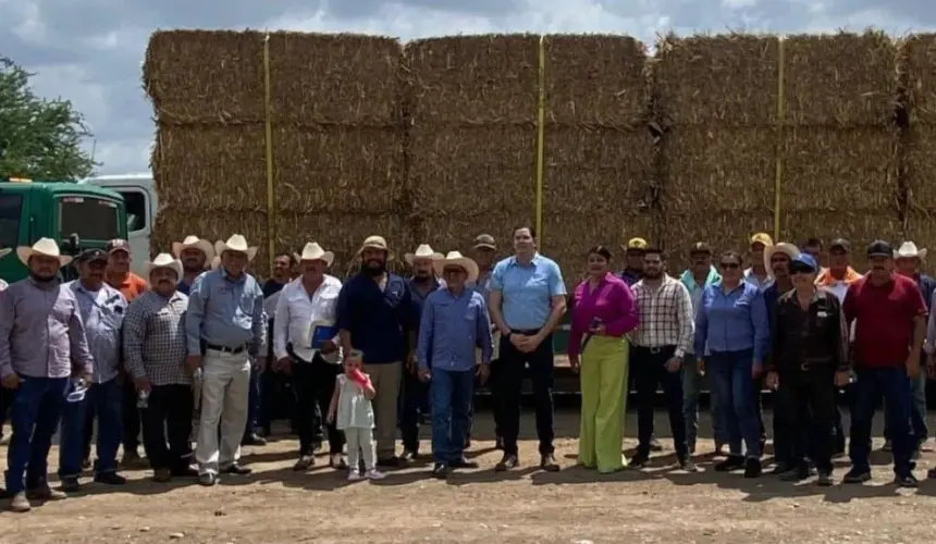 Entrega de pacas de alimento a ganaderos de Guasave. Foto: Cortesía