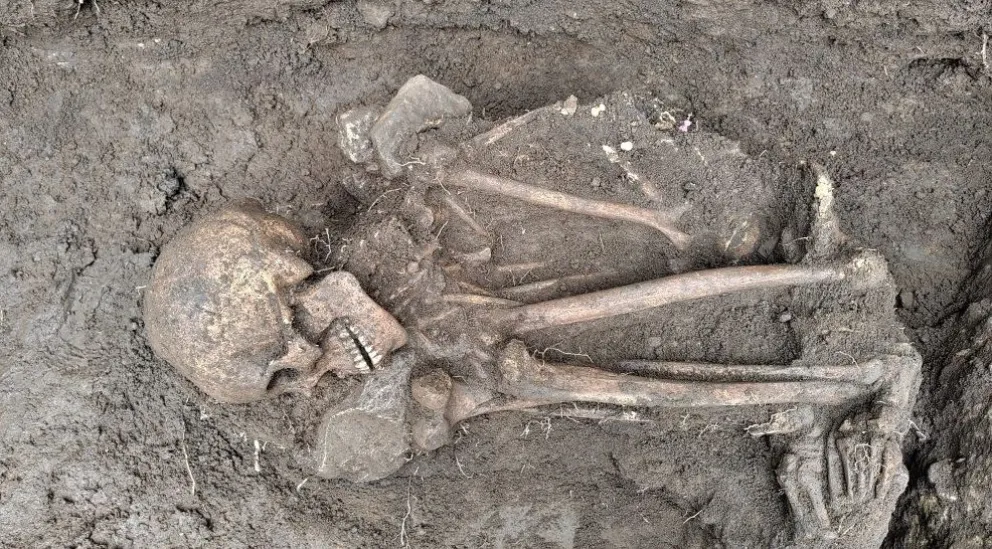 Lluvias dejan al descubierto un entierro de una mujer que vivió hace 1,000 años en Tlayacapan.