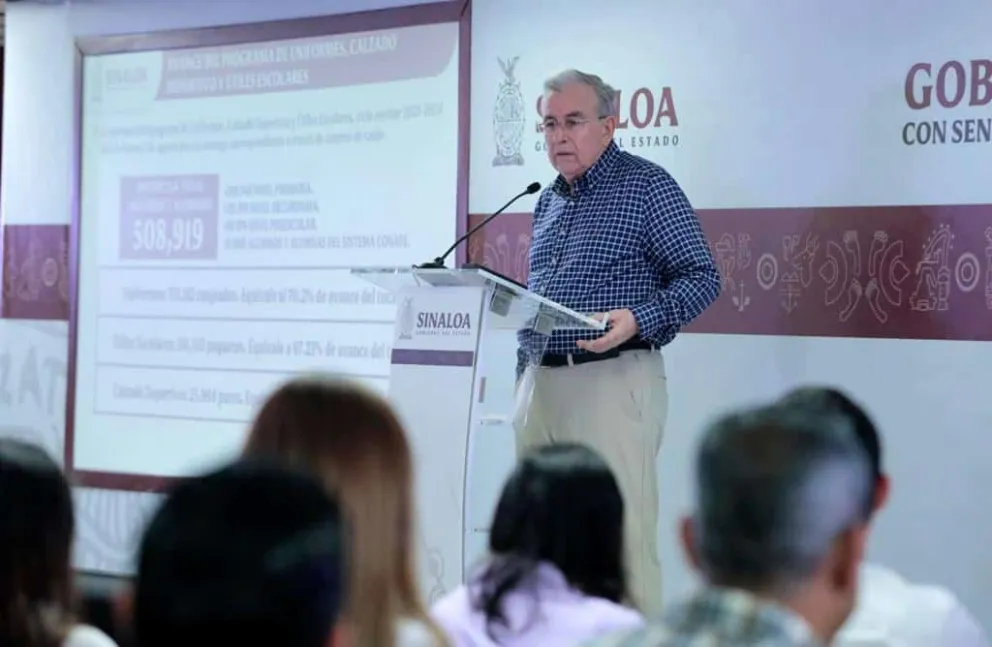 Rubén Rocha Moya, durante su Conferencia Semanera en el Auditorio de Palacio de Gobierno.