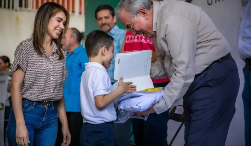 El gobernador Rubén Rocha Moya, en compañía de autoridades estatales y municipales pusieron en marcha el Programa de Uniformes y Útiles escolares gratuitos 2023-2024.