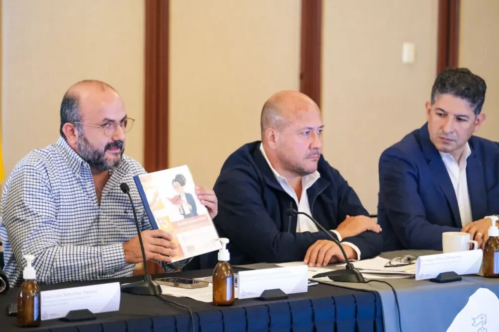 Enrique Alfaro Ramírez anunció que se distribuirán los libros de texto gratuitos.