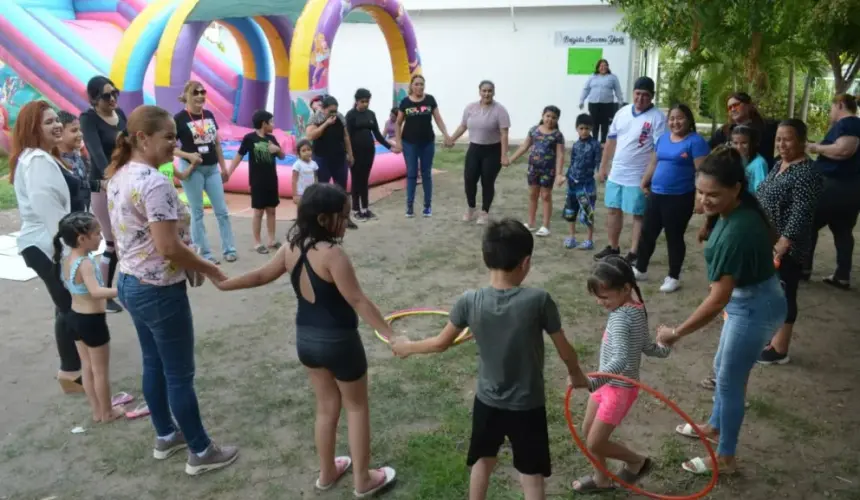 Los niños y niñas mostraron un rostro lleno de felicidad al recibir su diploma y medalla, tras culminar el curso de verano familiar Descubre y conecta. Fotos Juan Madrigal