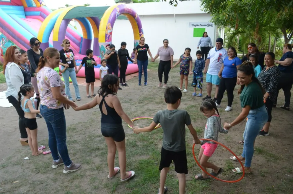 Los niños y niñas mostraron un rostro lleno de felicidad al recibir su diploma y medalla, tras culminar el curso de verano familiar Descubre y conecta. Fotos Juan Madrigal