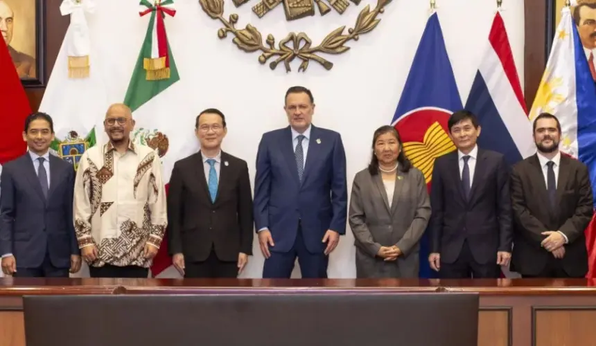 Integrantes de la Asociación de Naciones del Sudeste Asiático (ASEAN) visitan Querétaro y sostienen encuentro con el gobernador, Mauricio Kuri. Foto: Cortesía