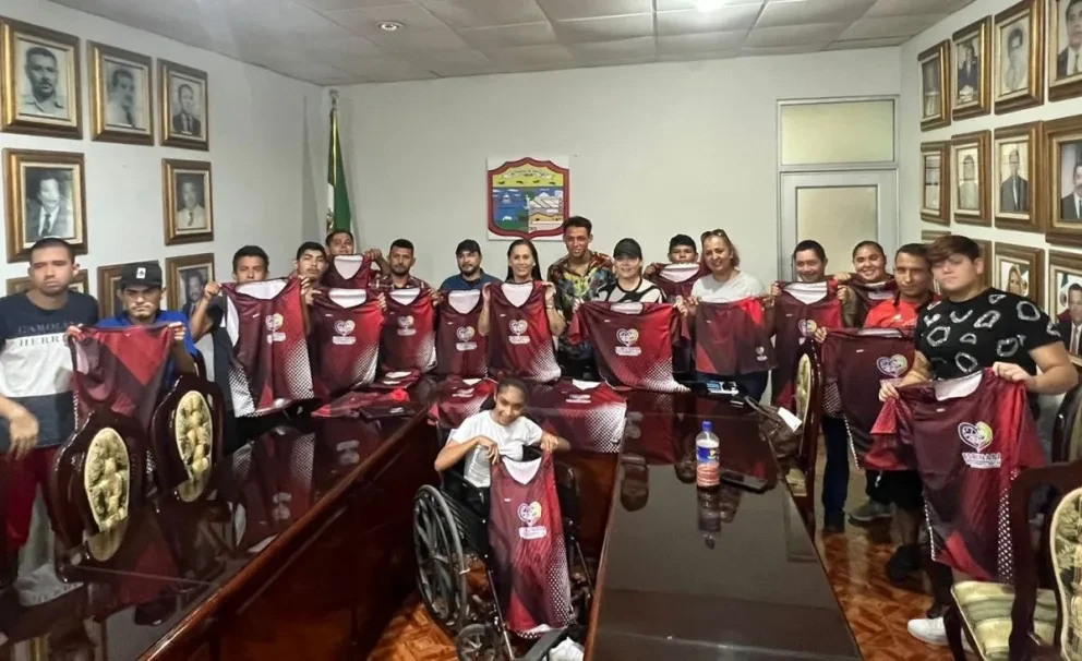 Jóvenes deportistas que asistirán a los juegos para nacionales CONADE- etapa estatal, acompañados por sus familias y entrenadora Helena Isabel Arellano Olvera recibieron con entusiasmo los nuevos uniformes.
