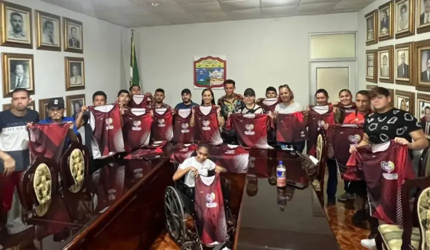  Jóvenes deportistas que asistirán a los juegos para nacionales CONADE- etapa estatal, acompañados por sus familias y entrenadora Helena Isabel Arellano Olvera recibieron con entusiasmo los nuevos uniformes. 