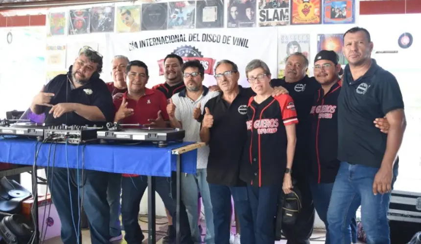 DJ Club Bodegueros Culiacán MX, se formó hace aproximadamente cinco años y lo conforman dj’s jóvenes, y de la vieja guardia. También forman parte de este gran equipo ingenieros de sonido y propietarios de equipos de sonido. Foto: Lino Ceballos