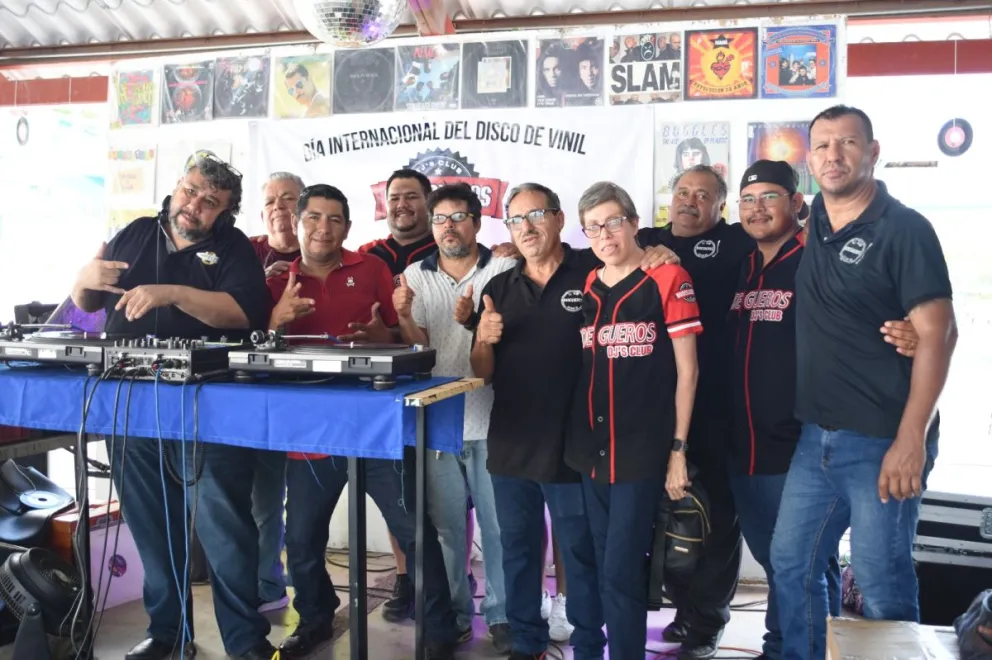 DJ Club Bodegueros Culiacán MX, se formó hace aproximadamente cinco años y lo conforman dj’s jóvenes, y de la vieja guardia. También forman parte de este gran equipo ingenieros de sonido y propietarios de equipos de sonido. Foto: Lino Ceballos