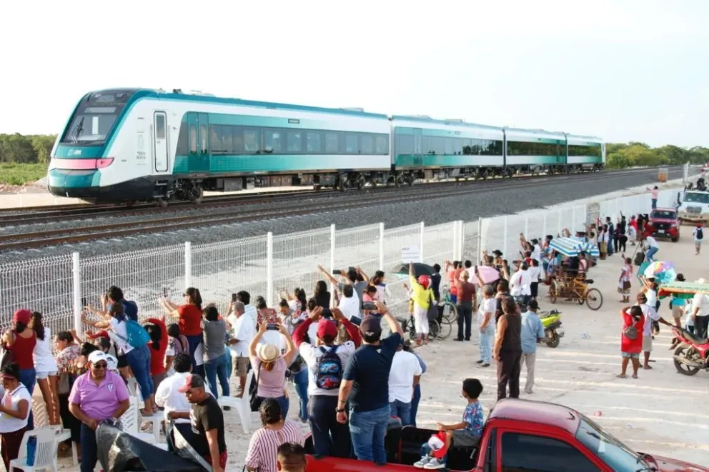 Junto a Carlos Slim, AMLO estrena el Tren Maya y da recorrido de supervisión de Campeche a a Mérida