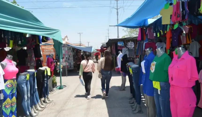 Muchas de las personas que acuden al mercado ambulante, es para comprar la despensa de la semana y hasta algunos gustos como ropa o calzado. Fotos: Juan Madrigal