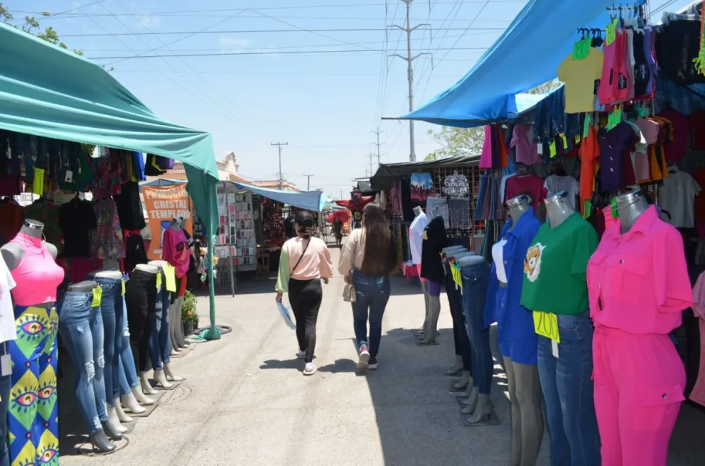 Muchas de las personas que acuden al mercado ambulante, es para comprar la despensa de la semana y hasta algunos gustos como ropa o calzado. Fotos: Juan Madrigal