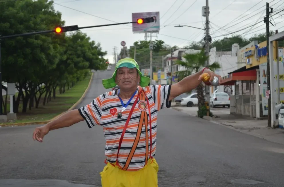 Los cruceros donde trabaja Luis Gerardo es en la calle Rafael Buelna y avenida Álvaro Obregón en la colonia Centro y en el cruce donde recientemente se instalaron los semáforos en avenida Manuel J. Clouthier a la altura de Loma Linda. Fotos: Juan Madrigal