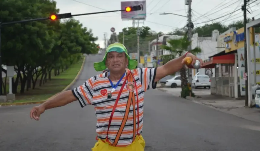 Los cruceros donde trabaja Luis Gerardo es en la calle Rafael Buelna y avenida Álvaro Obregón en la colonia Centro y en el cruce donde recientemente se instalaron los semáforos en avenida Manuel J. Clouthier a la altura de Loma Linda. Fotos: Juan Madrigal