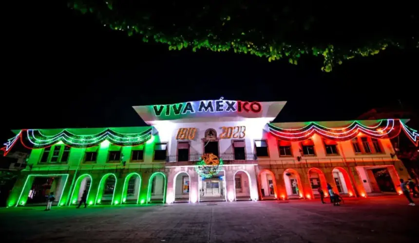 El Palacio Municipal de Mazatlán se ilumina con los colores patrios