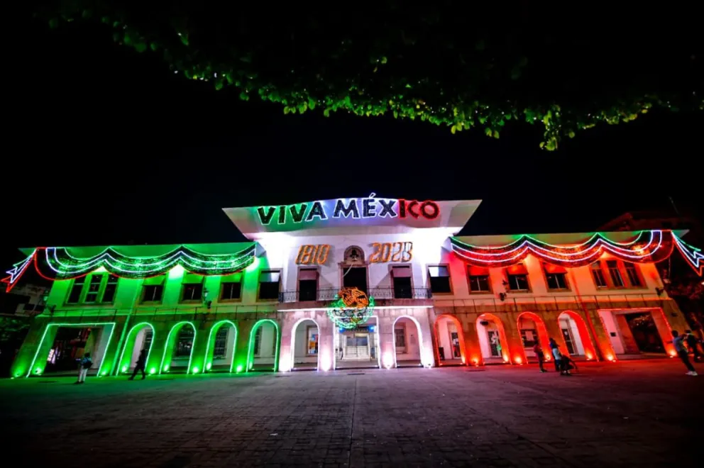 El Palacio Municipal de Mazatlán se ilumina con los colores patrios