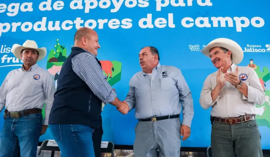 El gobernador Enrique Alfaro y la titular de Sader hicieron entrega de los apoyos a los productores del campo de Jalisco. Foto: Cortesía