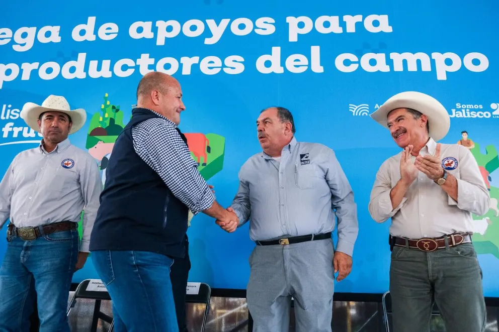 El gobernador Enrique Alfaro y la titular de Sader hicieron entrega de los apoyos a los productores del campo de Jalisco. Foto: Cortesía