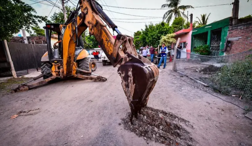 Arranca obra de pavimentación en la calle Arroy de la colonia Urías en el puerto de Mazatlán.