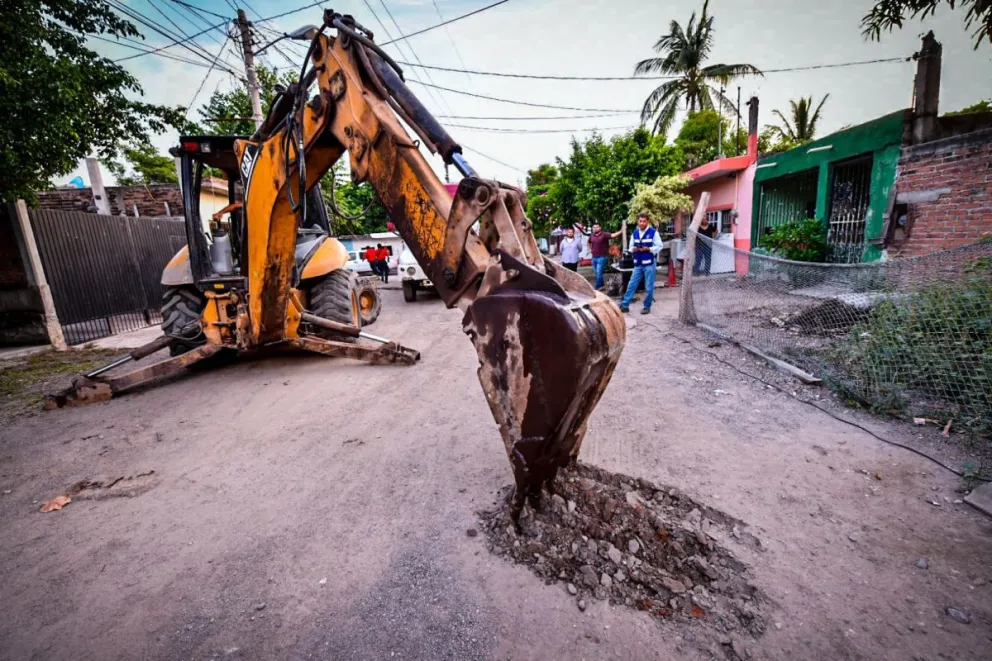 Arranca obra de pavimentación en la calle Arroy de la colonia Urías en el puerto de Mazatlán.