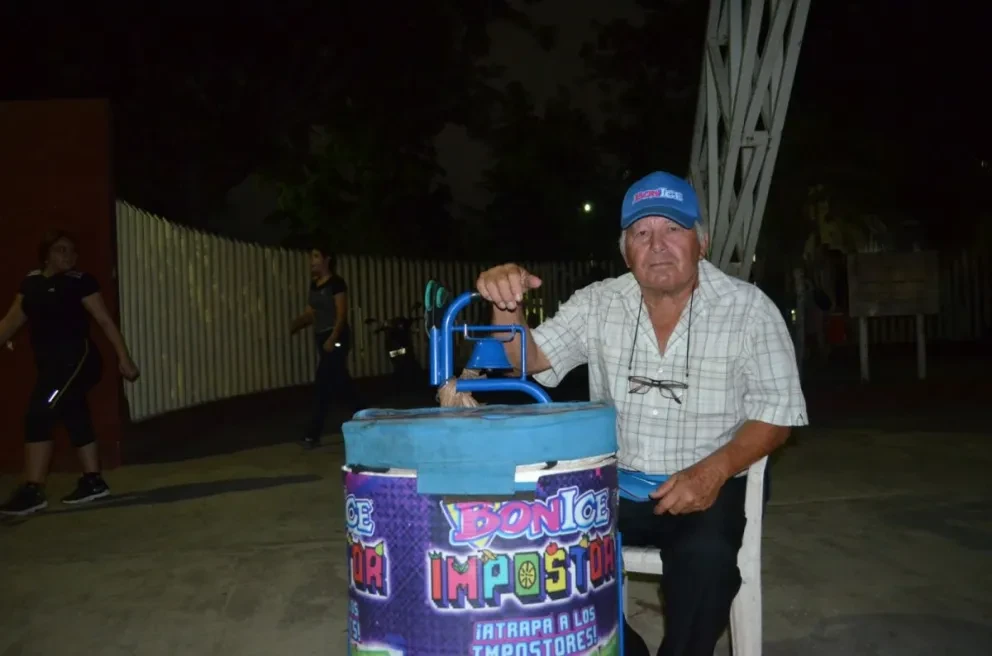 Fabio, está muy orgulloso de su trabajo y de su familia, y asegura que vender BonIce, además de sacar un ingreso es una distracción para él. Fotos: Juan Madrigal