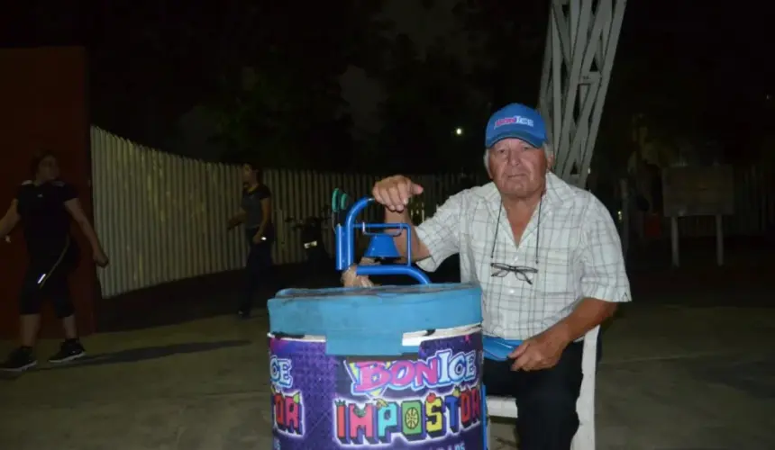 Fabio, está muy orgulloso de su trabajo y de su familia, y asegura que vender BonIce, además de sacar un ingreso es una distracción para él. Fotos: Juan Madrigal