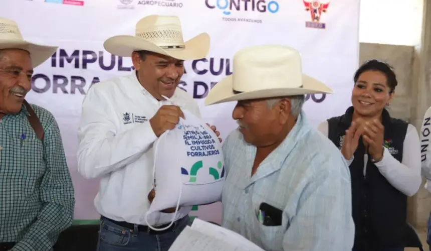 Entrega de semilla para impulsar cultivos forrajeros en Querétaro. Foto: Cortesía