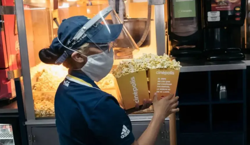 Ya llegó el combo Checo Pérez a Cinépolis. Foto: Cortesía