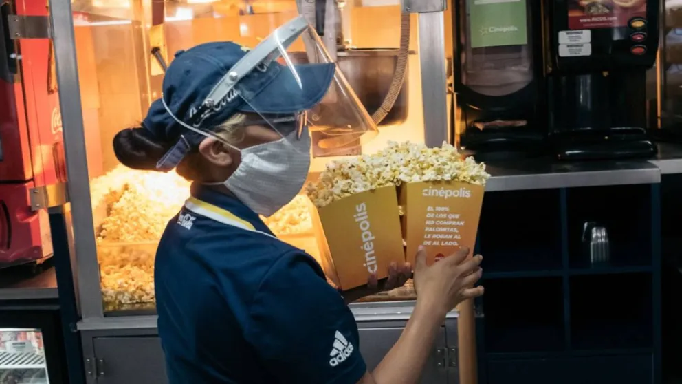 Ya llegó el combo Checo Pérez a Cinépolis. Foto: Cortesía