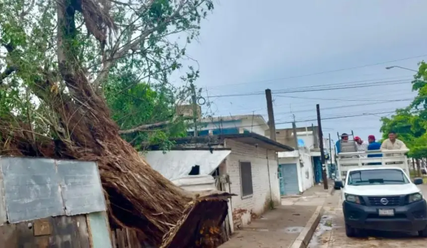 Tras lluvias en Mazatlán de este miércoles poco a poco se establece energía eléctrica.