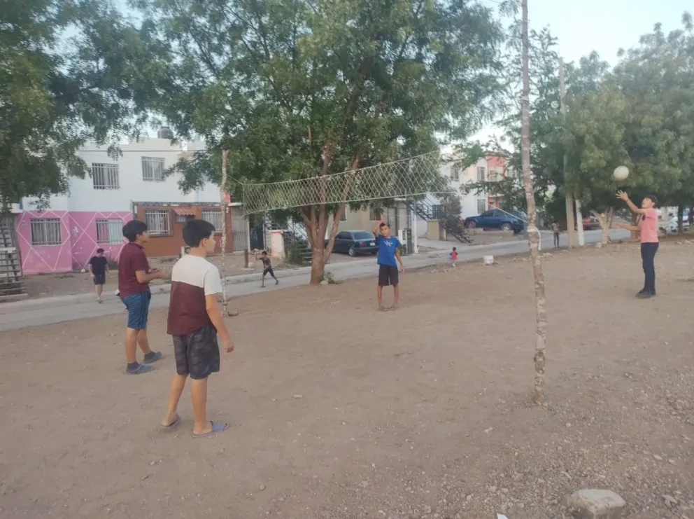 El parque que limpiaron los niños se localiza sobre las calles Constituyente Emiliano García, Andrés Magallón y las avenidas Cruz Gálvez, Rosendo R. Rodríguez en Hacienda del Valle 2. Fotos: Juan Madrigal