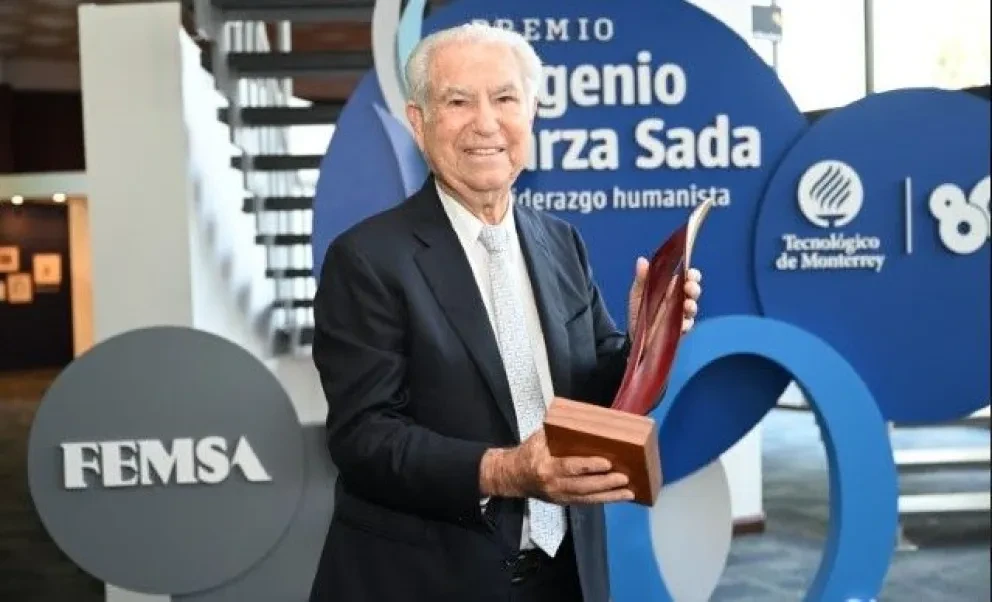 Daniel Cárdenas Papanino recibe Premio Eugenio Garza Sada