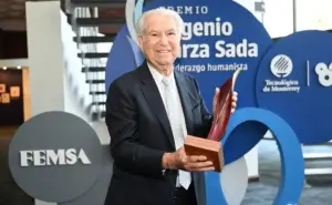 Daniel Cárdenas Papanino recibe Premio Eugenio Garza Sada