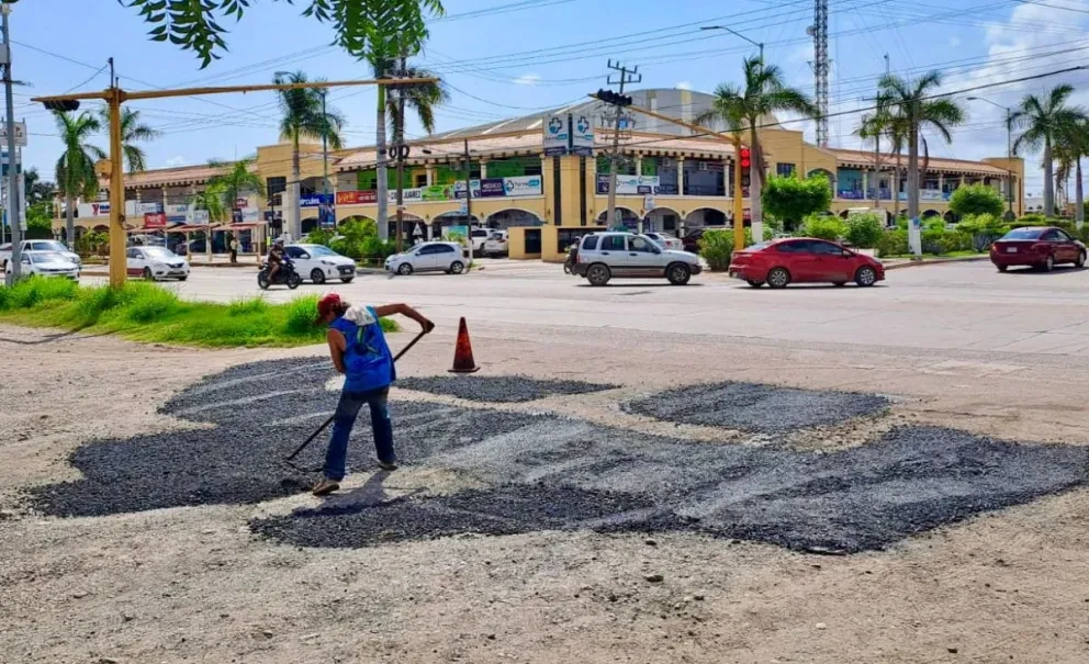 Personal del Ayuntamiento de Mazatlán realiza jornada de bacheo por diferentes puntos de la ciudad. Foto: Cortesía