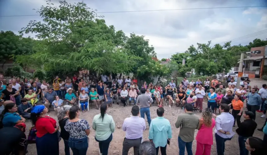 El alcalde de Culiacán, Juan de Dios Gámez Mendívil acuerda pavimentación y rehabilitación de calles en colonia Renato Vega Amador.