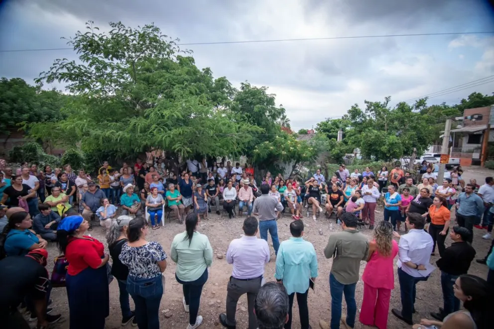 El alcalde de Culiacán, Juan de Dios Gámez Mendívil acuerda pavimentación y rehabilitación de calles en colonia Renato Vega Amador.