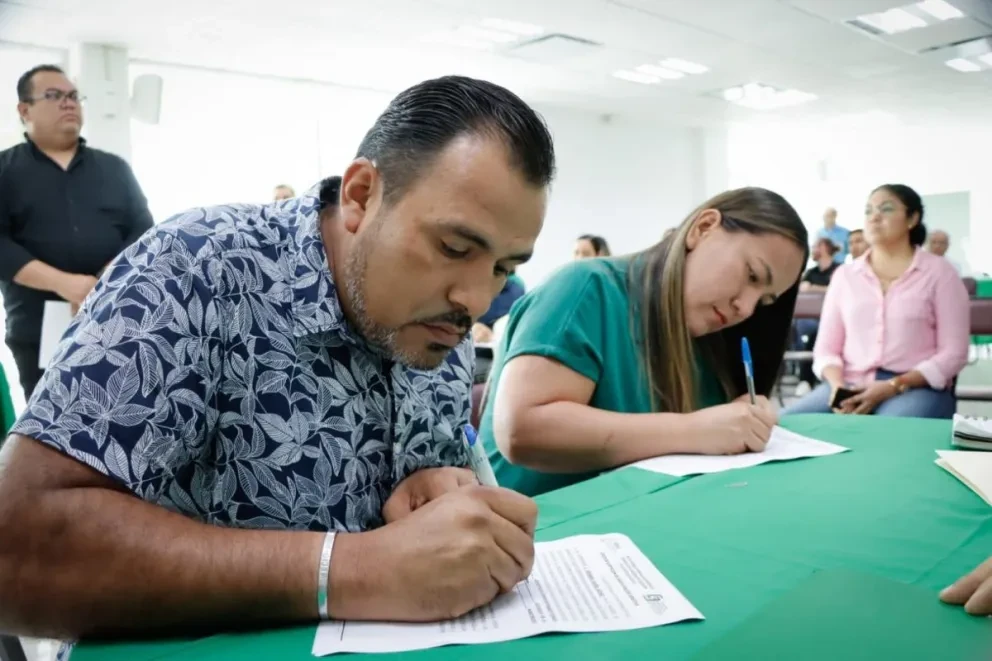 COBAES entrega plazas a docentes que se evaluaron por medio de USICAMM