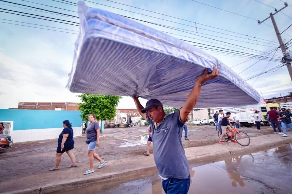 Mazatlán. Les llegó el apoyo a afectados por las lluvias, en la Tercera Ampliación Urías.