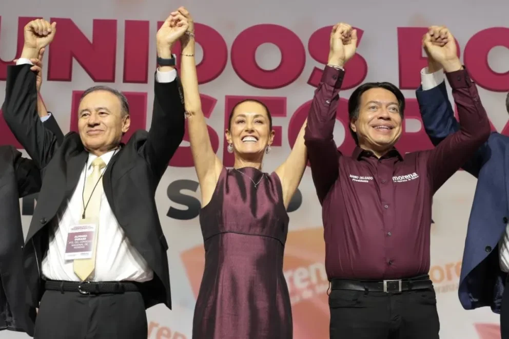 López Obrador muestra el resultado de las encuestas de MORENA que dan el triunfo a Claudia.