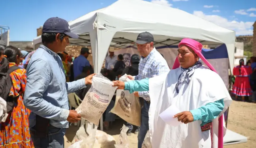 Llevan apoyos a familias de pueblo rarámuri, en Chihuahua. Foto: Cortesía