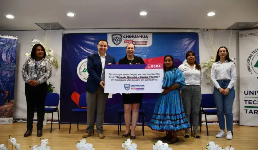 Becas para estudiantes de la UT Tarahumara, en Chihuahua. Foto; Cortesía