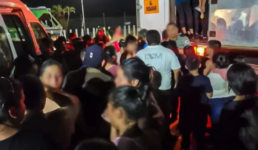 En Veracruz logran rescatar sanos y salvos a 350 personas que estaban en la caja de un trailar.