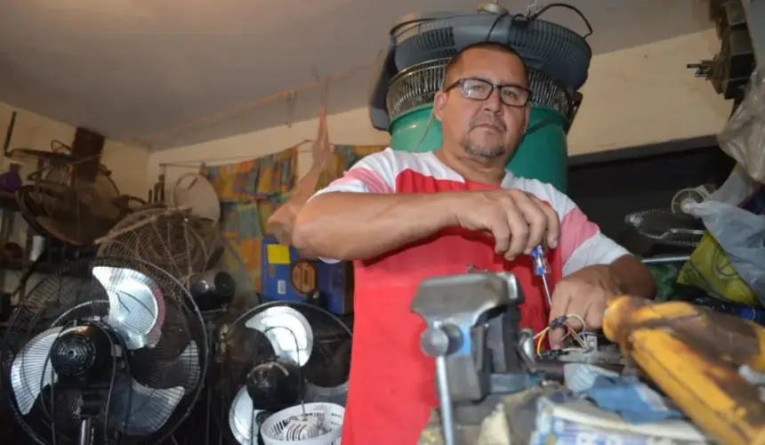 Cesáreo señala que es fundamental limpiar el ventilador para mantener el equipo en óptimas condiciones. Fotos:  Juan Madrigal