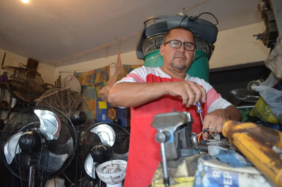 Cesáreo señala que es fundamental limpiar el ventilador para mantener el equipo en óptimas condiciones. Fotos:  Juan Madrigal