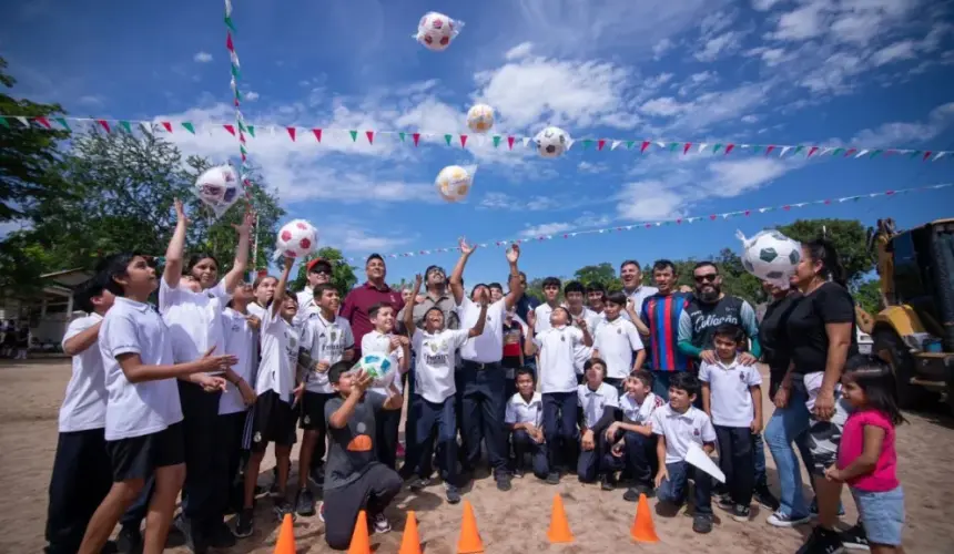 En Tepuche habitantes tendrán un campo de futbol y además están estrenando canchas de basquetbol.