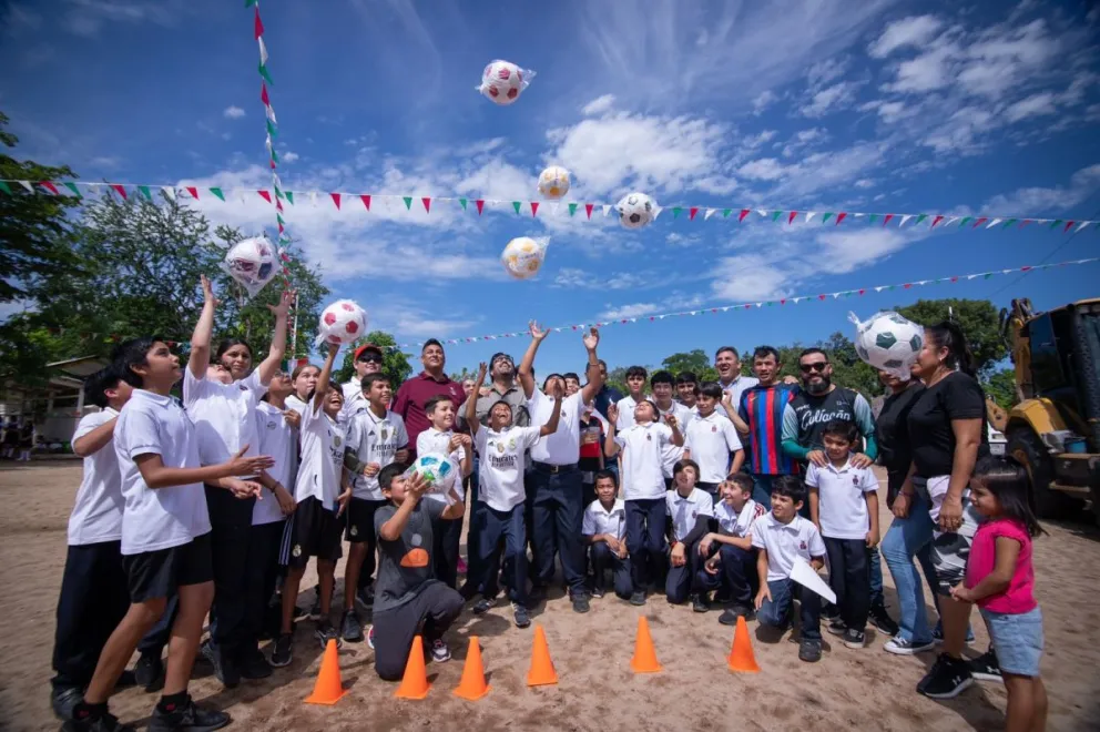 En Tepuche habitantes tendrán un campo de futbol y además están estrenando canchas de basquetbol.