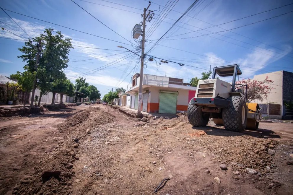 En la colonia 6 de Enero e Ignacio Allende de Culiacán avanzan obras de pavimentación de calles.