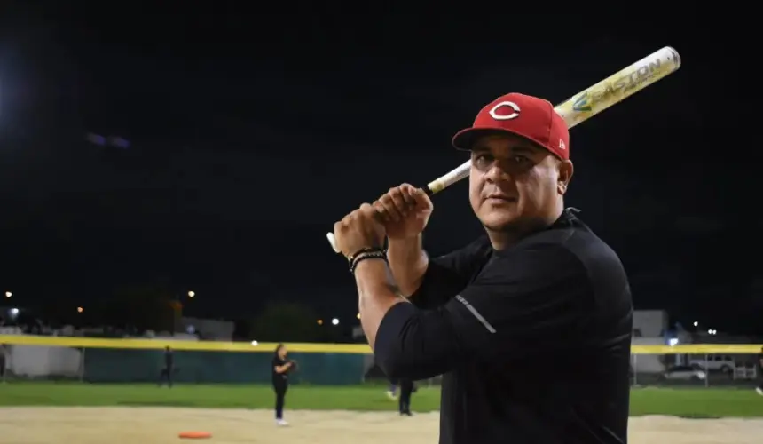 El Profe Miguel comparte su pasión por el softbol. Hoy lo hace en Alturas del Sur