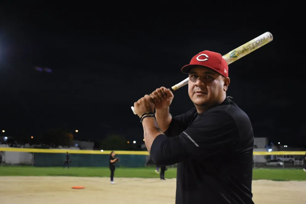 El Profe Miguel comparte su pasión por el softbol. Hoy lo hace en Alturas del Sur