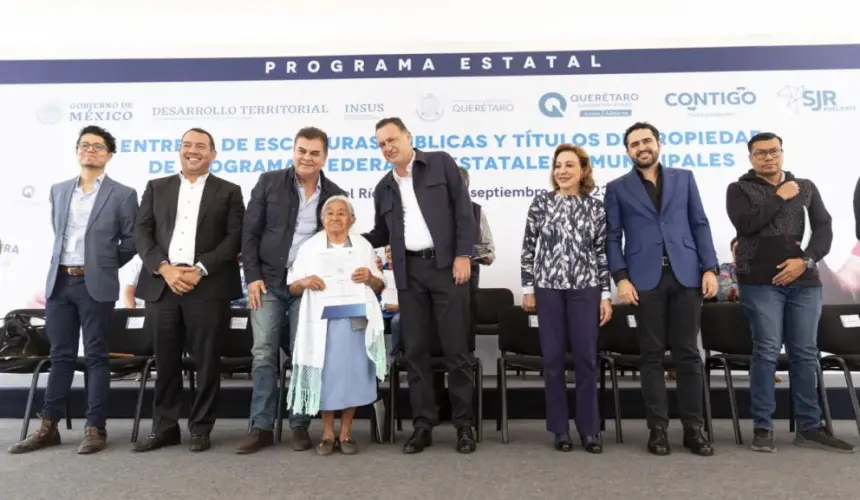 Evento de la entrega de escrituras en Querétaro, este lunes 18 de septiembre. Foto: Cortesía